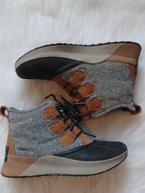 Sorel Women's Out N About IV Classic Waterproof Boots Size 6. Taffy/Dove